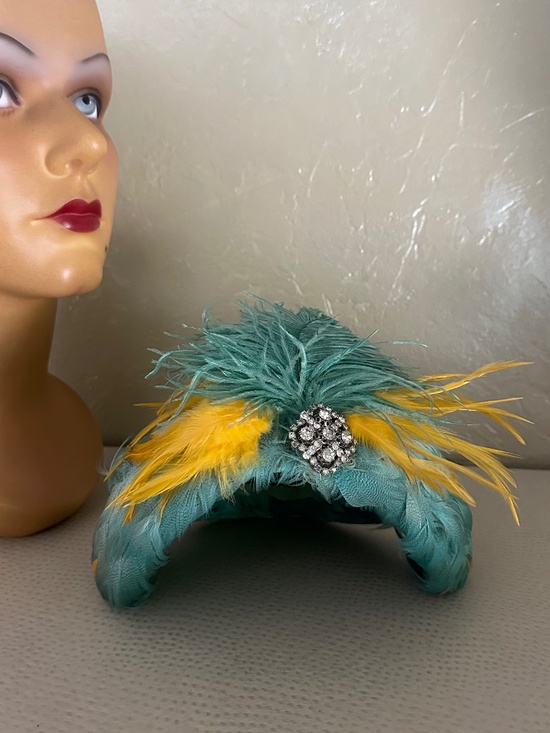 FESTIVE 1950s\' AQUA/GOLD FEATHER COCKTAIL HAT + BROOCH main image 10